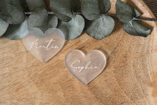Tischkärtchen / Platzkarte / Namensschild / Gastgeschenk aus Acryl in Herzform - personalisiert -